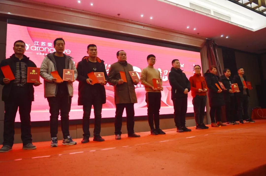 沈主任與優秀員工合影